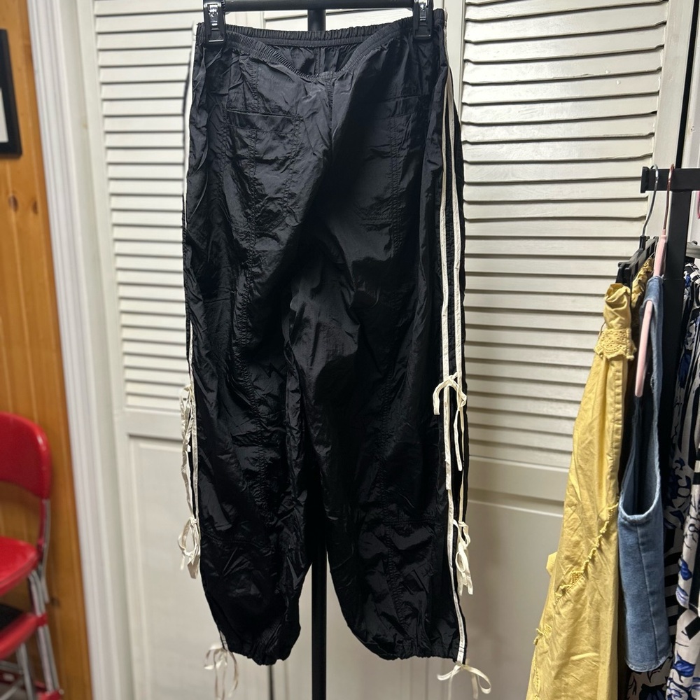 Nwot Daily practice bowline paracute Joggers with White Stripes and ties